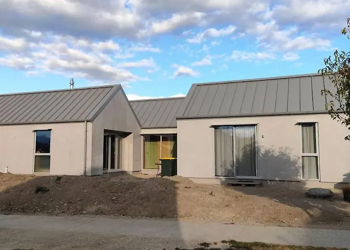 Holiday home Modern 1-Bedroom Guesthouse With Roys Peak Views *